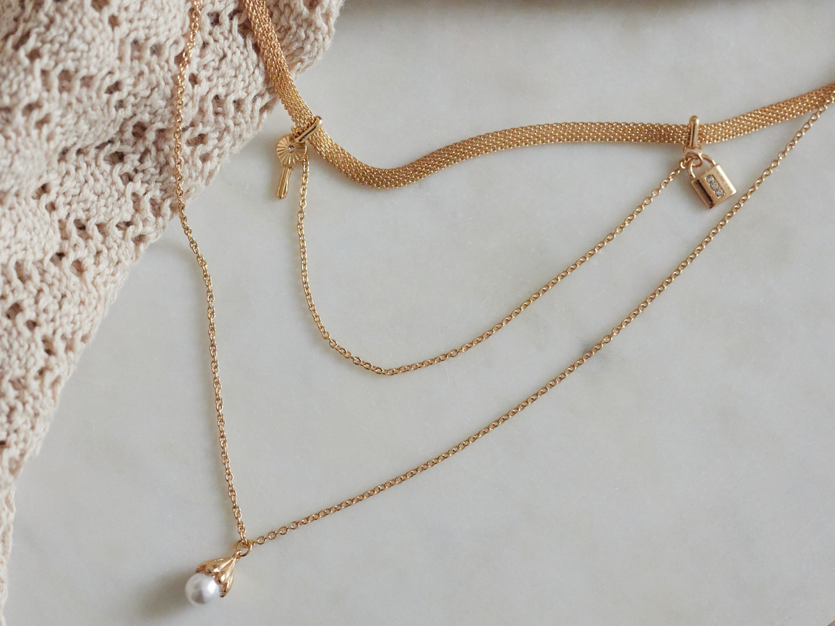 zostań prawdziwą boho chic - zobacz akcesoria damskie od MOHITO - delikatne łańcuszki, biżuteria damska