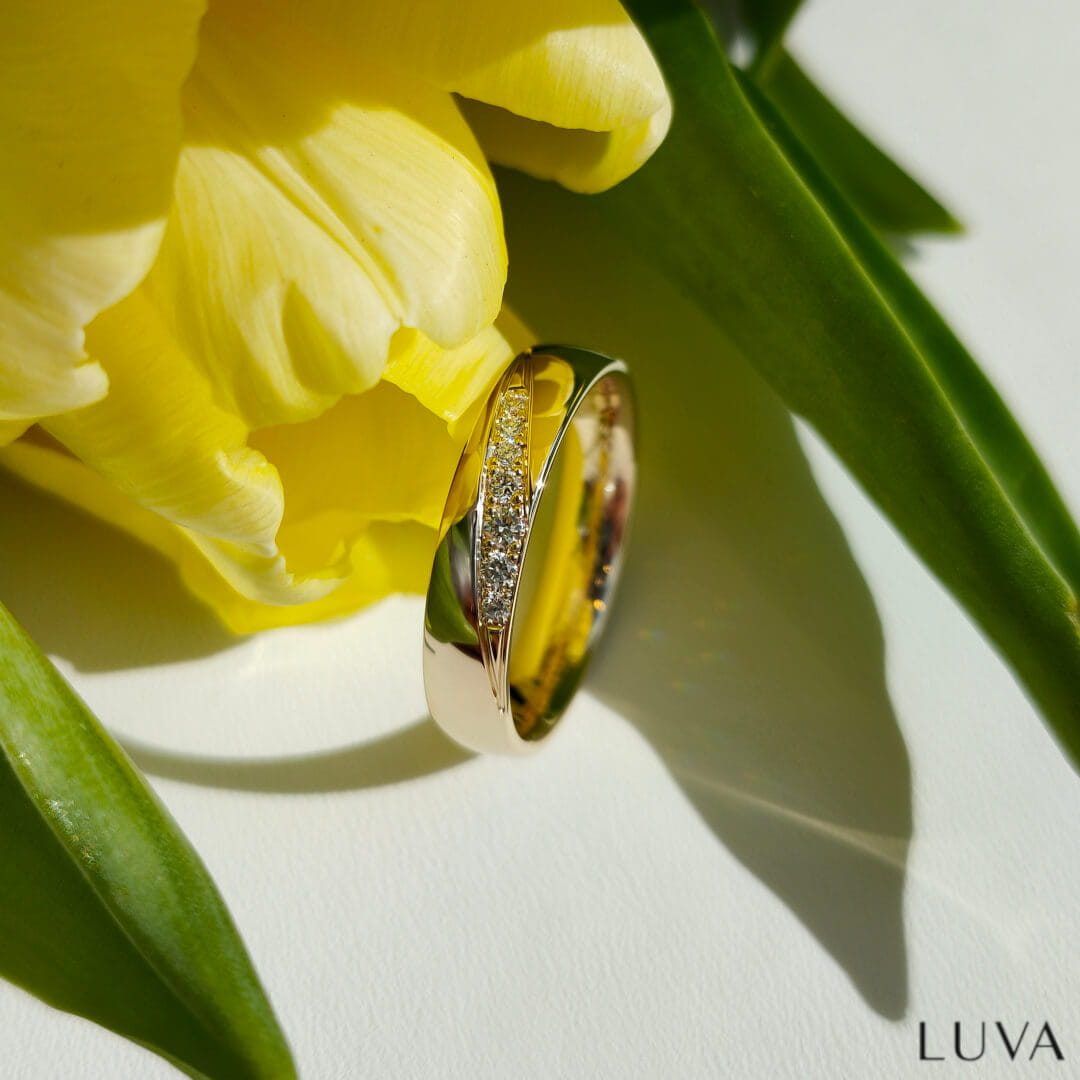 Damska obrączka półokrągła z kamieniami w formie łezki damska-obraczka-polokragla-z-kamieniami-w-formie-lezki_-delikatna_-4mm-szerokosci_-splaszczony-profil_-soczewka..jpg