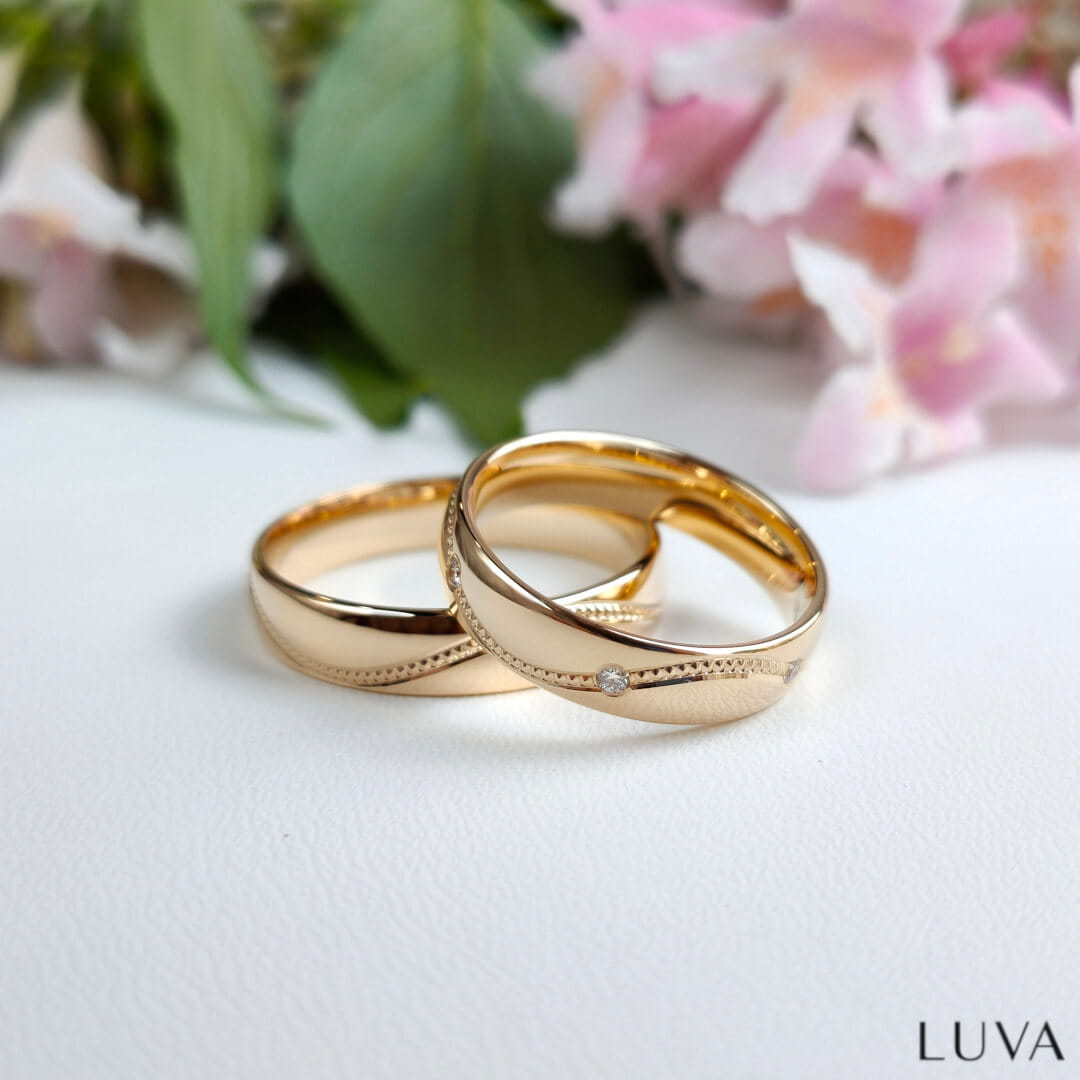 Obrączki półokrągłe z żółtego złota z falą obraczki-polokragle-z-zoltego-zlota-z-fala_-obraczka-z-milgryfem-i-kamieniami_-luva.jpg