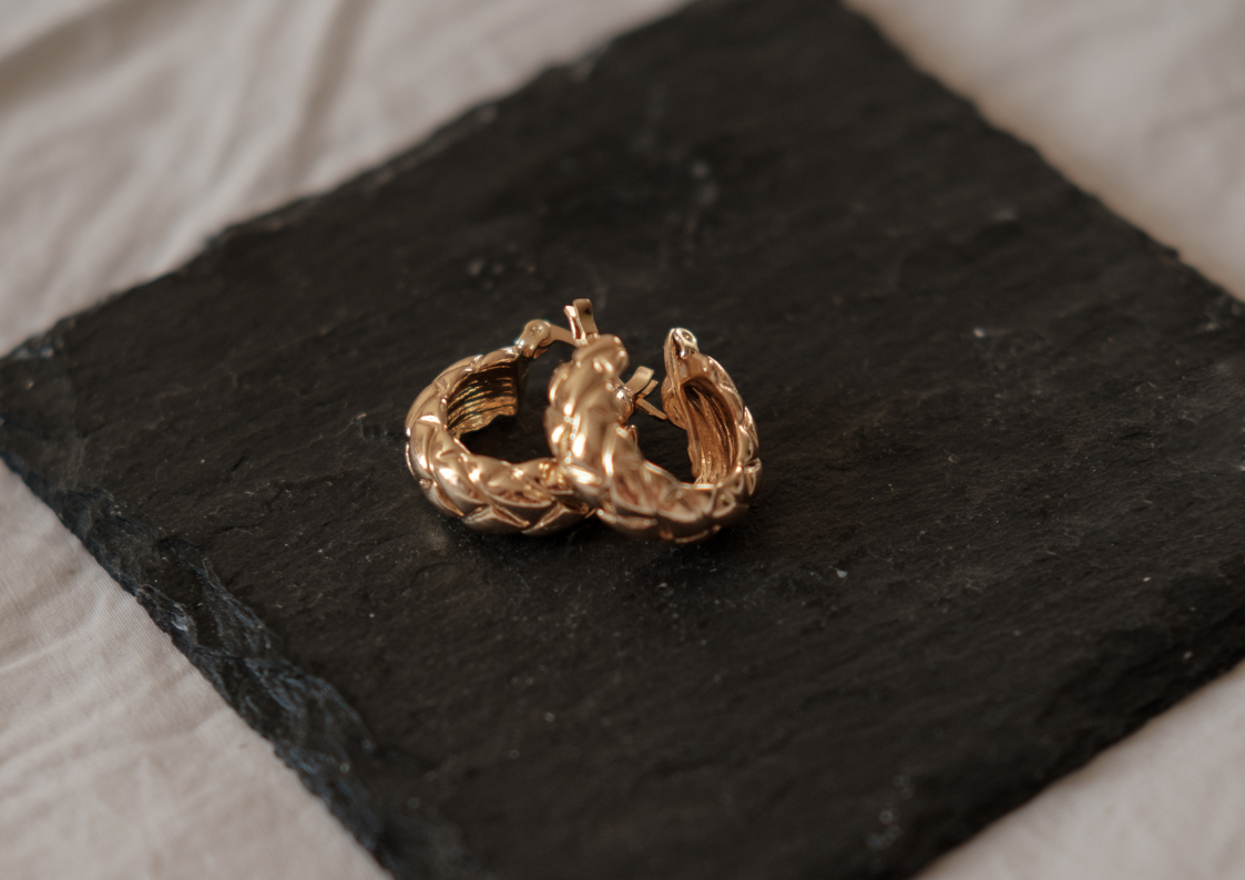 pozłacane kolczyki pozlacane-kolczyki-na-rozne-pory-roku-jakie-modele-wybrac-na-wiosne-lato-jesien-i-zime.png