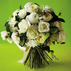Bukiet ślubny z białych róż