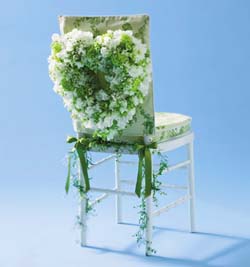 krzesło z dekoracją ślubną