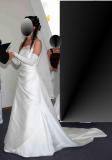 Suknia ślubna Sprzedam Romantyczną suknię ślubną Lisa Ferrera kolor: Ivory rozmiar: 36