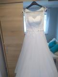 Suknia ślubna Sprzedam suknię ślubną z kryształkami i koronką kolor: Biały rozmiar: 38