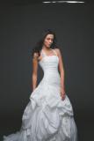 Suknia ślubna Sukienka ślubną Cymbeline model Hatuma kolor: biały, pokryta koronką i kryształkami swarovski  rozmiar: 39