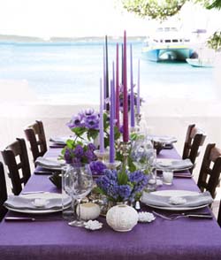 przykład fioletowego stoliku weselnego