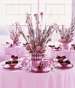 stół ślubny z różowymi kwiatami