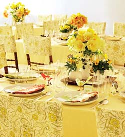 stół weselny udekorowany na żółto