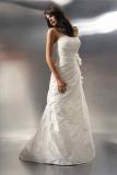 Suknia ślubna Suknia dla wyjątkowej Panny Młodej kolor: delikatny krem wpadający w biel rozmiar: 38
